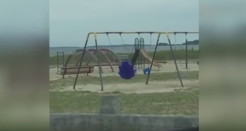 ВИДЕО: Снимио духа на љуљашци?